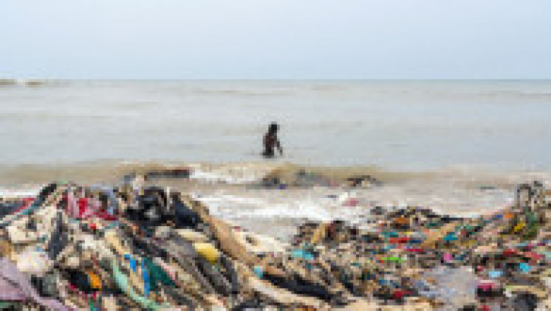Mormane uriașe de haine pe o plajă din Accra, capitala Ghanei FOTO: Profimedia Images | Poza 24 din 27