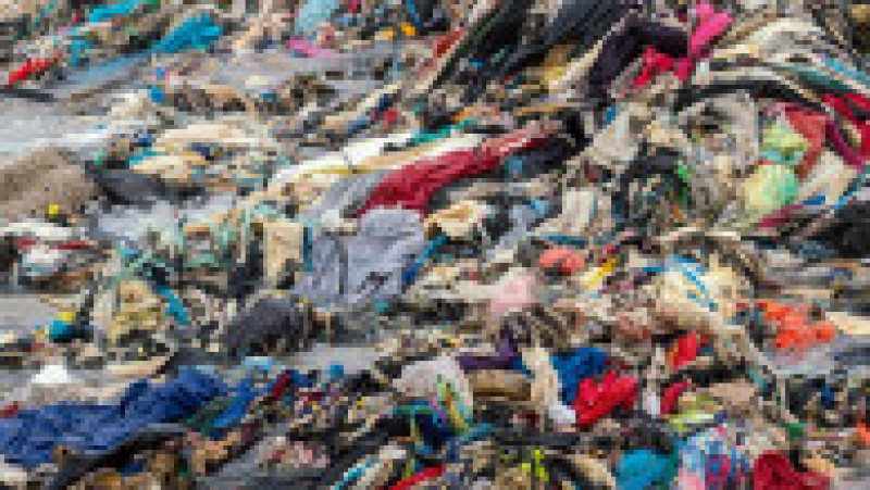 Mormane uriașe de haine pe o plajă din Accra, capitala Ghanei FOTO: Profimedia Images | Poza 9 din 27