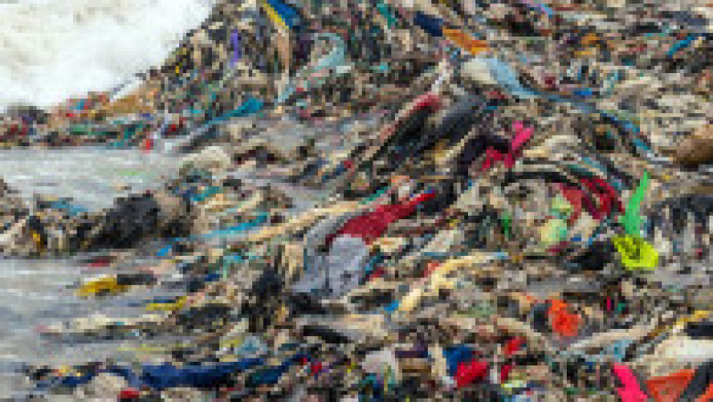 Mormane uriașe de haine pe o plajă din Accra, capitala Ghanei FOTO: Profimedia Images | Poza 6 din 27