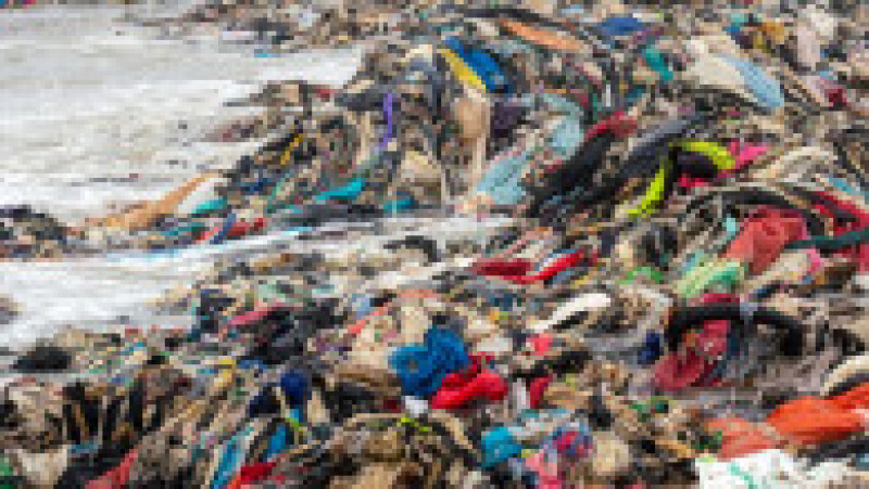 Mormane uriașe de haine pe o plajă din Accra, capitala Ghanei FOTO: Profimedia Images | Poza 3 din 27