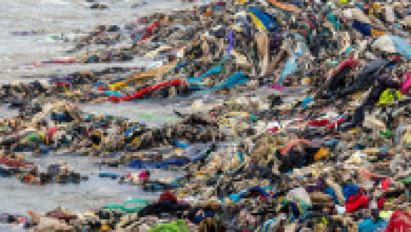 Mormane uriașe de haine pe o plajă din Accra, capitala Ghanei FOTO: Profimedia Images | Poza 5 din 27