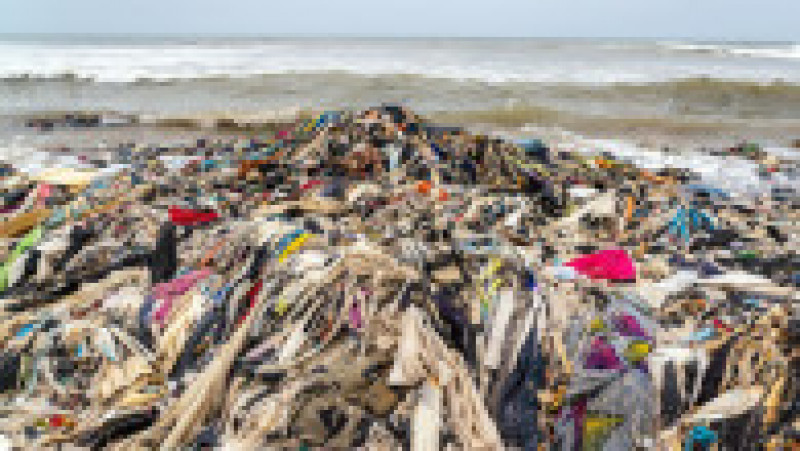Mormane uriașe de haine pe o plajă din Accra, capitala Ghanei FOTO: Profimedia Images | Poza 22 din 27