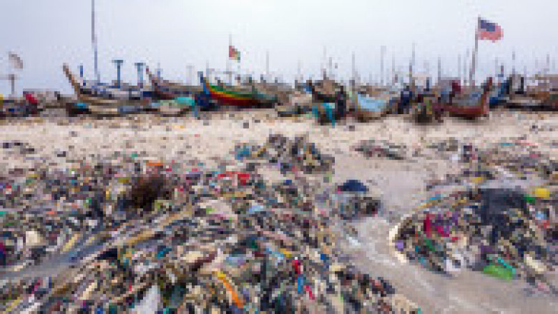 Mormane uriașe de haine pe o plajă din Accra, capitala Ghanei FOTO: Profimedia Images | Poza 14 din 27