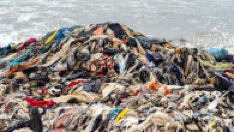 Mormane uriașe de haine pe o plajă din Accra, capitala Ghanei FOTO: Profimedia Images | Poza 15 din 27