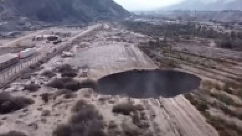 Un crater gigantic, cu diametrul de 25 de metri, apărut peste noapte în Chile FOTO: captură video CHV Noticias | Poza 9 din 13