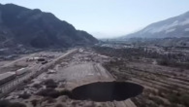 Un crater gigantic, cu diametrul de 25 de metri, apărut peste noapte în Chile FOTO: captură video CHV Noticias | Poza 3 din 13