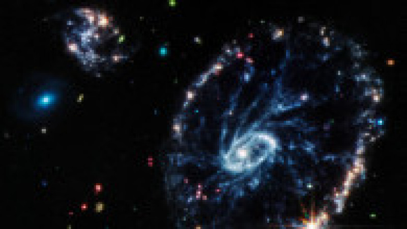 Miezul său luminos conține o cantitate uriașă de praf fierbinte, iar cele mai luminoase zone sunt populate de grupuri uriașe de stele tinere. Foto: NASA via Profimedia Images | Poza 3 din 4