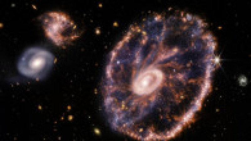 Galaxia roată-de-căruță, aflată la aproximativ 500 de milioane de ani lumină, în Constelația Sculptorului s-a format după un eveniment cosmic intens – o coliziune la viteză mare între două galaxii. Foto: NASA via Profimedia Images | Poza 2 din 4