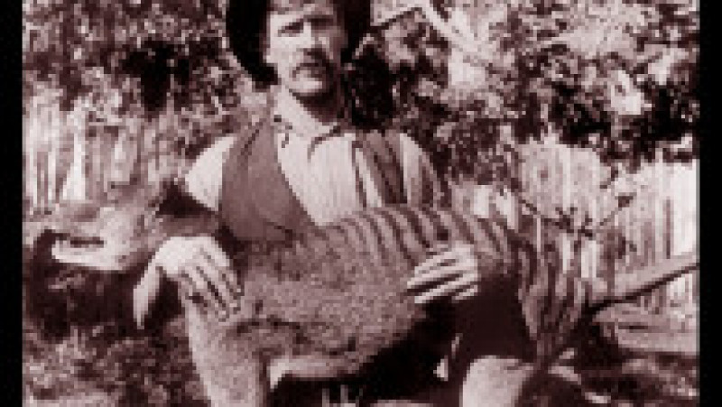 Vânător australian care ține în brațe un tigru tasmanian împușcat, Tasmania, 1925. Sursa foto: Profimedia Images | Poza 2 din 11