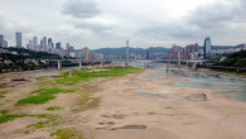Ministerul Resurselor de Apă a anunțat miercuri că secarea bazinului râului Yangtze afectează rezervele de apă potabilă ale comunităților rurale. Foto: Profimedia Images | Poza 9 din 10