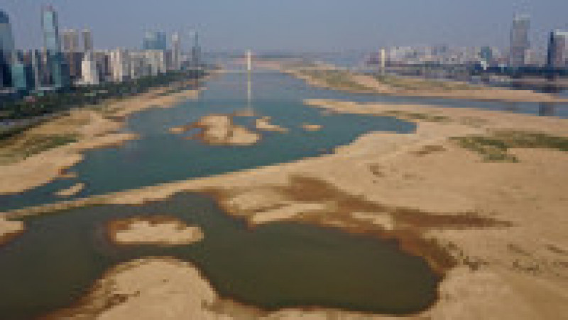 Râul Gan, un tributar major al râului Yangtze, afectat de perioada severă de secetă care a lovit China. Foto: Profimedia Images | Poza 5 din 10