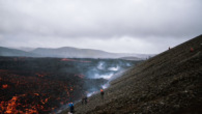 Vulcanul Fagradalsfjall, situat în apropiere de capitala islandeză Reykjavik, atrage un număr tot mai mare de turiști. Foto: Profimedia | Poza 10 din 14