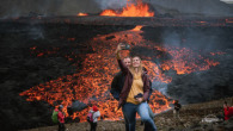 Vulcanul Fagradalsfjall, situat în apropiere de capitala islandeză Reykjavik, atrage un număr tot mai mare de turiști. Foto: Profimedia | Poza 11 din 14