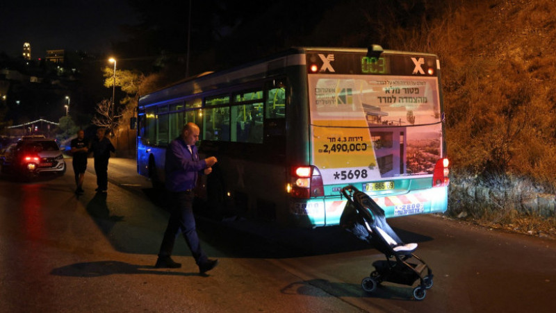 Şapte oameni au fost răniți într-un atac armat asupra unui autobuz, comis în centrul Ierusalimului. Foto: Profimedia
