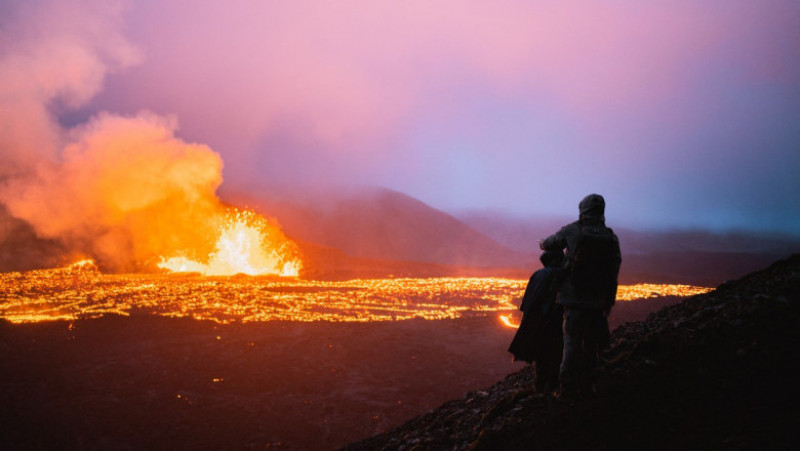 Vulcanul Fagradalsfjall, situat în apropiere de capitala islandeză Reykjavik, atrage un număr tot mai mare de turiști. Foto: Profimedia