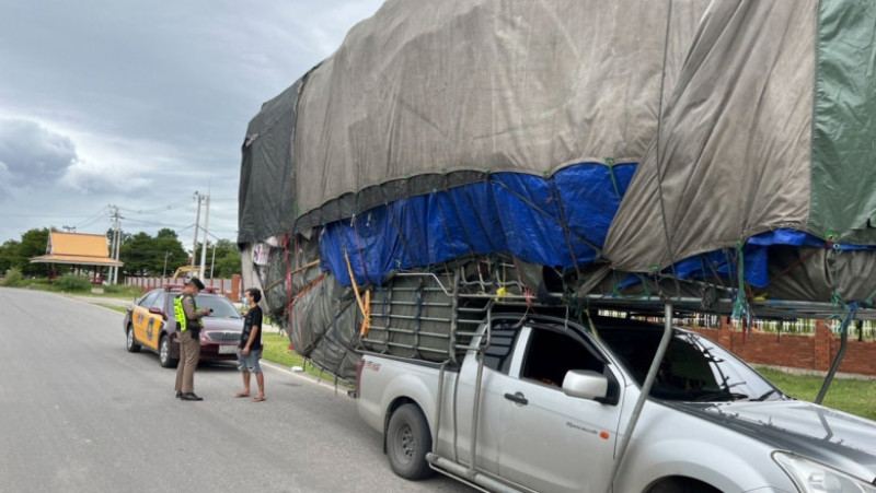 Un șofer din Thailanda și-a transformat camioneta în camion printr-o improvizație. Sursa: Profimedia Images