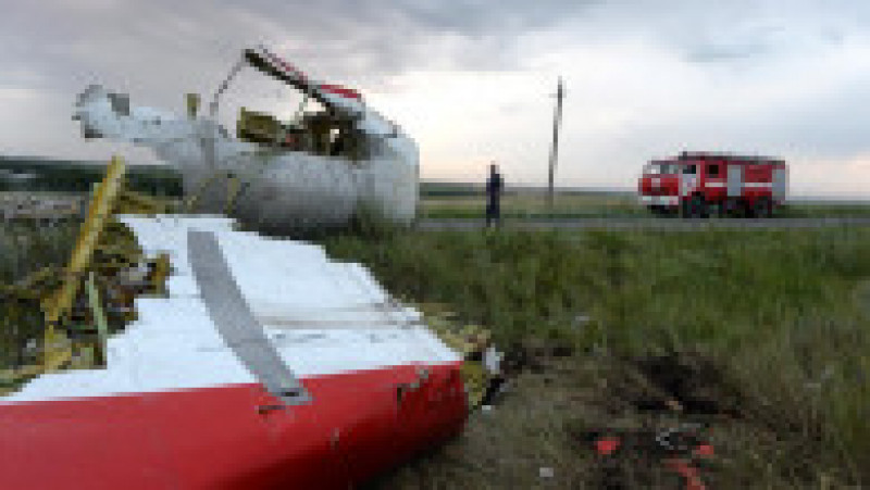 Pe 17 iulie 2014 avionul de pe zborul MH17, un Boeing 777, zbura de la Amsterdam la Kuala Lumpur atunci când, potrivit anchetatorilor, a fost lovit de o rachetă deasupra regiunii Doneţk, aflată sub controlul separatiştilor pro-ruşi. Majoritatea victimelor erau cetăţeni olandezi. Sursa foto: Profimedia Images | Poza 6 din 26