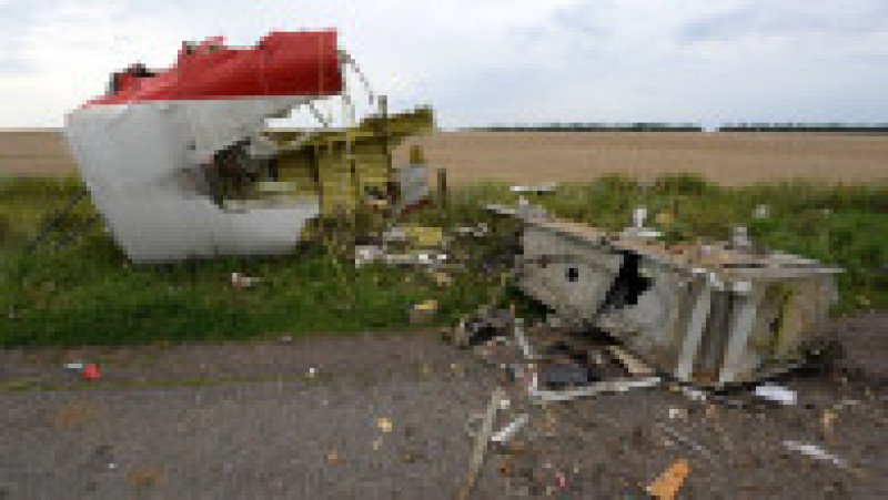 Pe 17 iulie 2014 avionul de pe zborul MH17, un Boeing 777, zbura de la Amsterdam la Kuala Lumpur atunci când, potrivit anchetatorilor, a fost lovit de o rachetă deasupra regiunii Doneţk, aflată sub controlul separatiştilor pro-ruşi. Majoritatea victimelor erau cetăţeni olandezi. Sursa foto: Profimedia Images | Poza 17 din 27