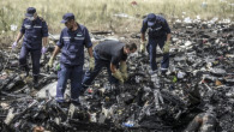 Pe 17 iulie 2014 avionul de pe zborul MH17, un Boeing 777, zbura de la Amsterdam la Kuala Lumpur atunci când, potrivit anchetatorilor, a fost lovit de o rachetă deasupra regiunii Doneţk, aflată sub controlul separatiştilor pro-ruşi. Majoritatea victimelor erau cetăţeni olandezi. Sursa foto: Profimedia Images | Poza 17 din 26