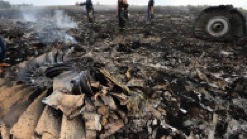 Pe 17 iulie 2014 avionul de pe zborul MH17, un Boeing 777, zbura de la Amsterdam la Kuala Lumpur atunci când, potrivit anchetatorilor, a fost lovit de o rachetă deasupra regiunii Doneţk, aflată sub controlul separatiştilor pro-ruşi. Majoritatea victimelor erau cetăţeni olandezi. Sursa foto: Profimedia Images | Poza 8 din 26
