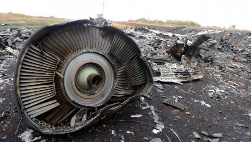Pe 17 iulie 2014 avionul de pe zborul MH17, un Boeing 777, zbura de la Amsterdam la Kuala Lumpur atunci când, potrivit anchetatorilor, a fost lovit de o rachetă deasupra regiunii Doneţk, aflată sub controlul separatiştilor pro-ruşi. Majoritatea victimelor erau cetăţeni olandezi. Sursa foto: Profimedia Images