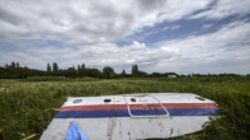 Pe 17 iulie 2014 avionul de pe zborul MH17, un Boeing 777, zbura de la Amsterdam la Kuala Lumpur atunci când, potrivit anchetatorilor, a fost lovit de o rachetă deasupra regiunii Doneţk, aflată sub controlul separatiştilor pro-ruşi. Majoritatea victimelor erau cetăţeni olandezi. Sursa foto: Profimedia Images | Poza 18 din 26