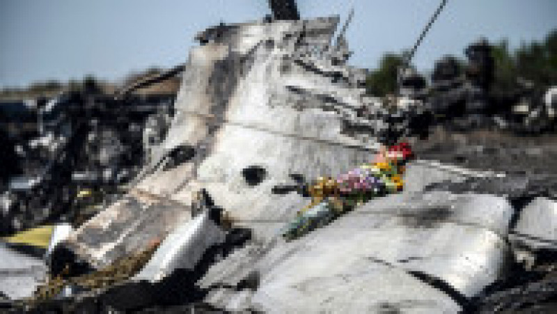 Pe 17 iulie 2014 avionul de pe zborul MH17, un Boeing 777, zbura de la Amsterdam la Kuala Lumpur atunci când, potrivit anchetatorilor, a fost lovit de o rachetă deasupra regiunii Doneţk, aflată sub controlul separatiştilor pro-ruşi. Majoritatea victimelor erau cetăţeni olandezi. Sursa foto: Profimedia Images | Poza 16 din 27