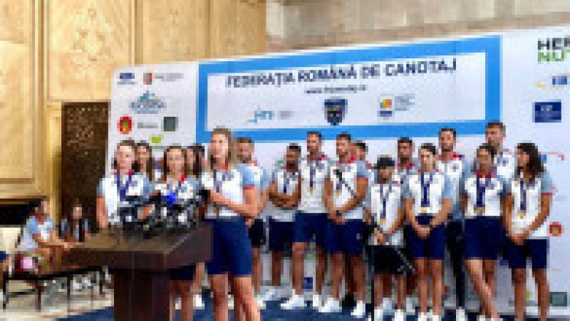 Canotorii români medaliați la Munchen au revenit în țară. Imagini de la primirea lor, pe Otopeni. FOTO: Facebook Federația Română de Canotaj | Poza 3 din 10