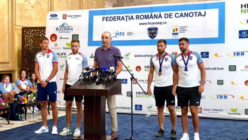 Canotorii români medaliați la Munchen au revenit în țară. Imagini de la primirea lor, pe Otopeni. FOTO: Facebook Federația Română de Canotaj
