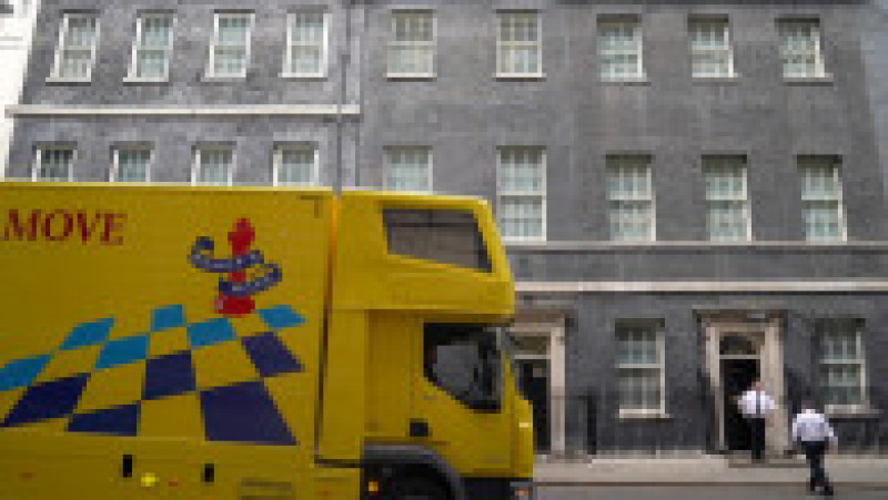 la Downing Street Nr. 10 au ajuns furgonetele în care vor fi încărcate lucrurile viitorului fost premier Foto: Profimedia Images | Poza 3 din 9