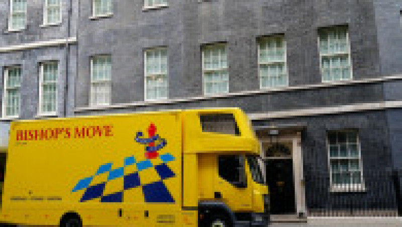 la Downing Street Nr. 10 au ajuns furgonetele în care vor fi încărcate lucrurile viitorului fost premier Foto: Profimedia Images | Poza 4 din 9