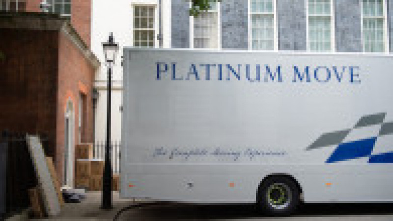 la Downing Street Nr. 10 au ajuns furgonetele în care vor fi încărcate lucrurile viitorului fost premier Foto: Profimedia Images | Poza 7 din 9