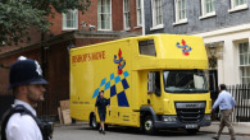 la Downing Street Nr. 10 au ajuns furgonetele în care vor fi încărcate lucrurile viitorului fost premier Foto: Profimedia Images | Poza 5 din 9