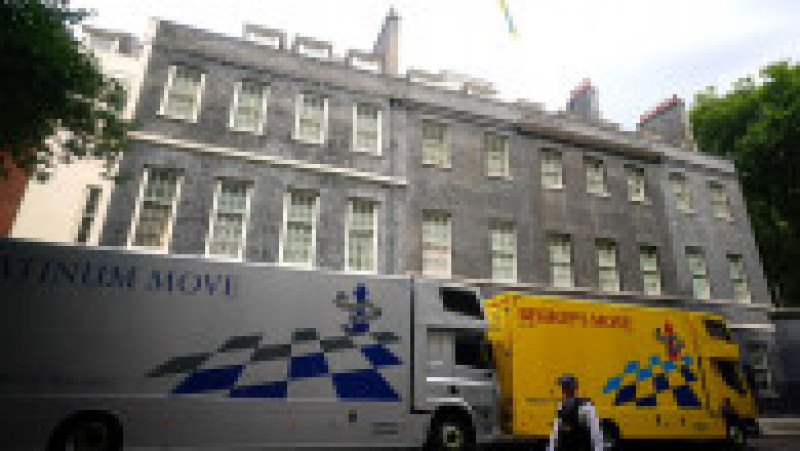 la Downing Street Nr. 10 au ajuns furgonetele în care vor fi încărcate lucrurile viitorului fost premier Foto: Profimedia Images | Poza 6 din 9