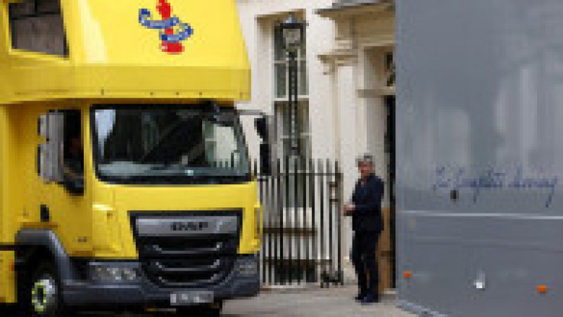 la Downing Street Nr. 10 au ajuns furgonetele în care vor fi încărcate lucrurile viitorului fost premier Foto: Profimedia Images | Poza 8 din 9