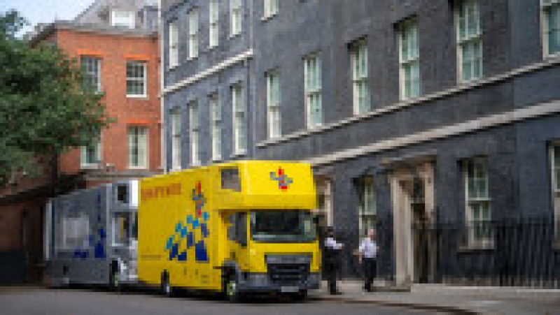 la Downing Street Nr. 10 au ajuns furgonetele în care vor fi încărcate lucrurile viitorului fost premier Foto: Profimedia Images | Poza 9 din 9