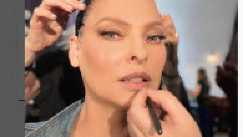 Linda Evangelista a pozat pentru Vogue. Chipul modelului, „deformat” de o procedură cosmetică, a fost „corectat” cu benzi și elastice. Foto: Instagram | Poza 9 din 14
