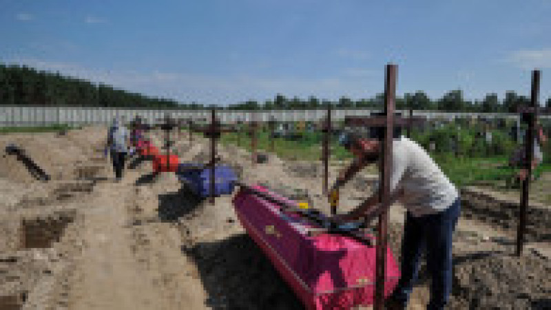 La câteva luni de la retragerea rușilor, în Bucha au început înmormântările victimelor care nu au putut fi identificate. FOTO: Profimedia Images | Poza 8 din 8