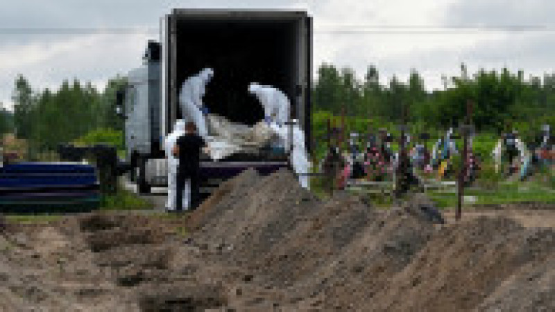 La câteva luni de la retragerea rușilor, în Bucha au început înmormântările victimelor care nu au putut fi identificate. FOTO: Profimedia Images | Poza 1 din 8