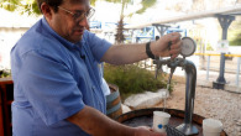 Directorul executiv al OMIS Water testează apa produsă de centrul de desalinizare Hadera de pe coasta Mării Mediterane a Israelului. Foto: Profimedia Images | Poza 8 din 11