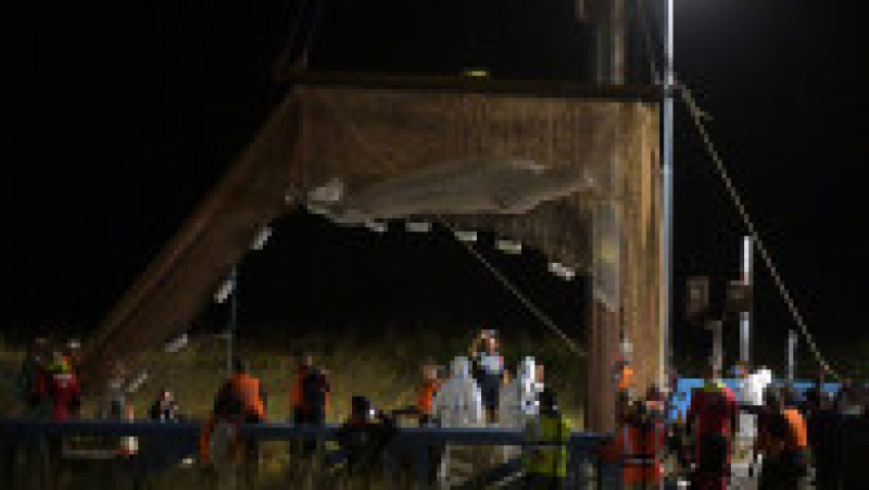 Balena beluga blocată pe Sena a fost ridicată din apă, în prima etapă a unei ambițioase operațiuni de salvare la care participă zeci de oameni. Foto: Profimedia | Poza 6 din 12
