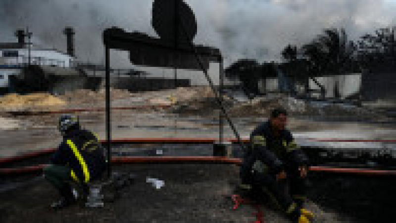 Pompierii s-au luptat cinci zile cu incendiul masiv izbucnit la o zonă de depozitare a petrolului. Foto: Profimedia Images | Poza 1 din 14