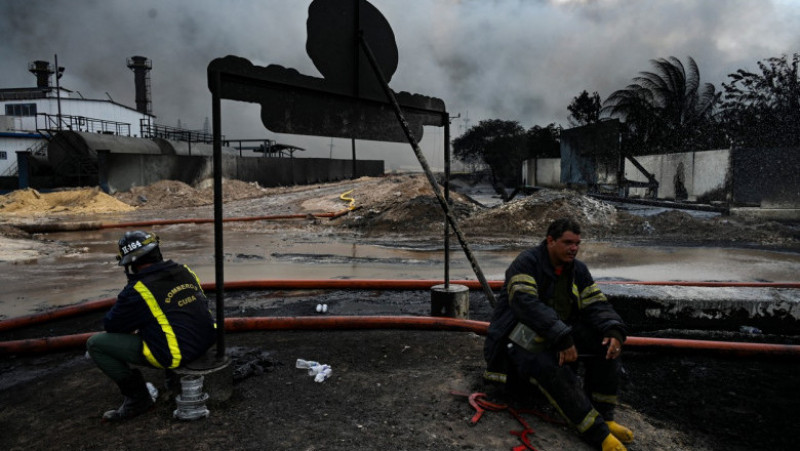 Pompierii s-au luptat cinci zile cu incendiul masiv izbucnit la o zonă de depozitare a petrolului. Foto: Profimedia Images