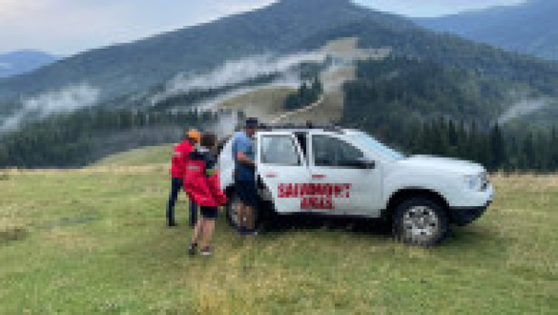 Doi copii și părinții lor au fost recuperați de pe munte de salvamontiști, după ce au fost surprinși de o furtună, pe Vârful Vârtoapele. FOTO: Facebook Salvamont Câmpulung Muscel | Poza 4 din 5