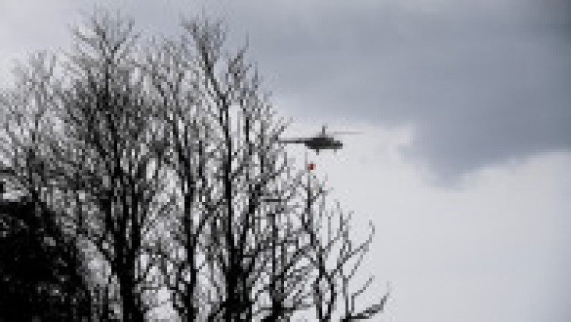 Mai multe elicoptere au fost folosite în încercarea de a stinge incendiul masiv. Foto: Profimedia Images | Poza 9 din 14