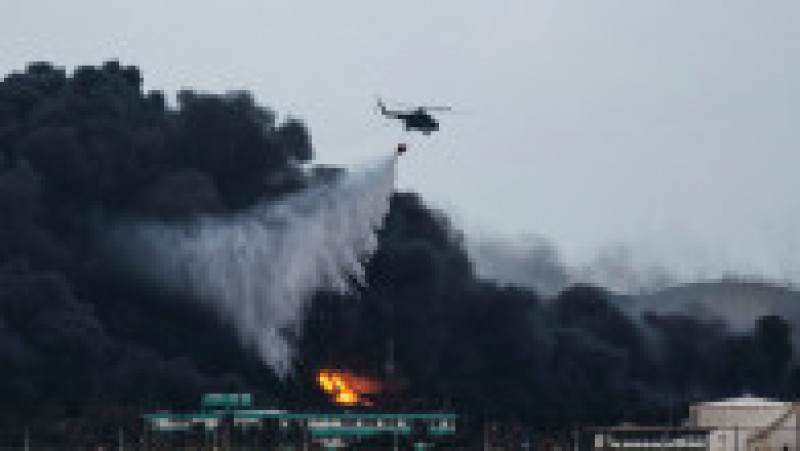 Mai multe elicoptere au fost folosite în încercarea de a stinge incendiul masiv. Foto: Profimedia Images | Poza 11 din 14