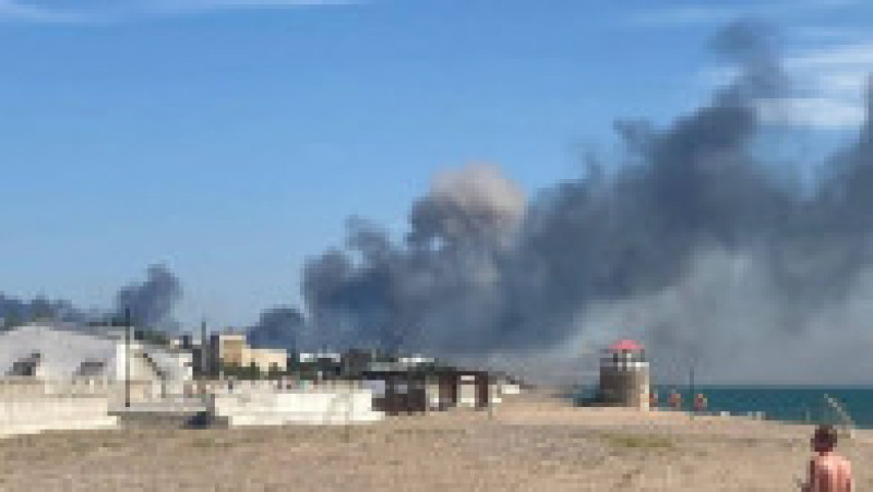 Exploziile de marți de la baza Saki au fost vizibile de pe plajă Foto: Profimedia Images | Poza 4 din 16