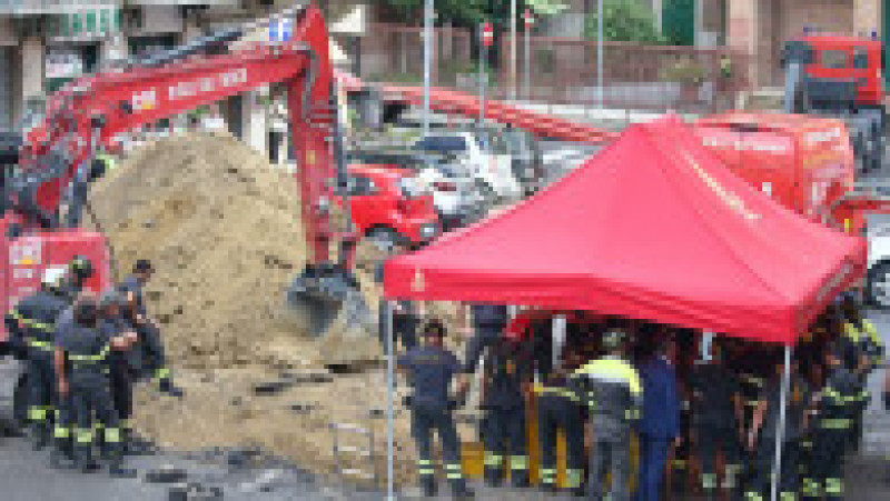 Operațiune de salvare de proporții la Roma, după ce patru hoți au fost blocați în tunelul pe care îl săpau ca să ajungă la o bancă FOTO: Profimedia Images | Poza 7 din 25