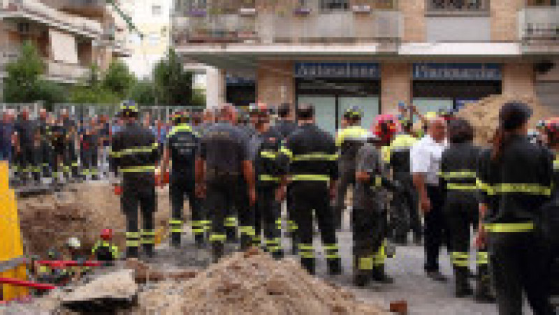 Operațiune de salvare de proporții la Roma, după ce patru hoți au fost blocați în tunelul pe care îl săpau ca să ajungă la o bancă FOTO: Profimedia Images | Poza 8 din 25