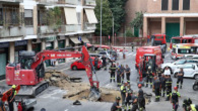 Operațiune de salvare de proporții la Roma, după ce patru hoți au fost blocați în tunelul pe care îl săpau ca să ajungă la o bancă FOTO: Profimedia Images | Poza 13 din 25